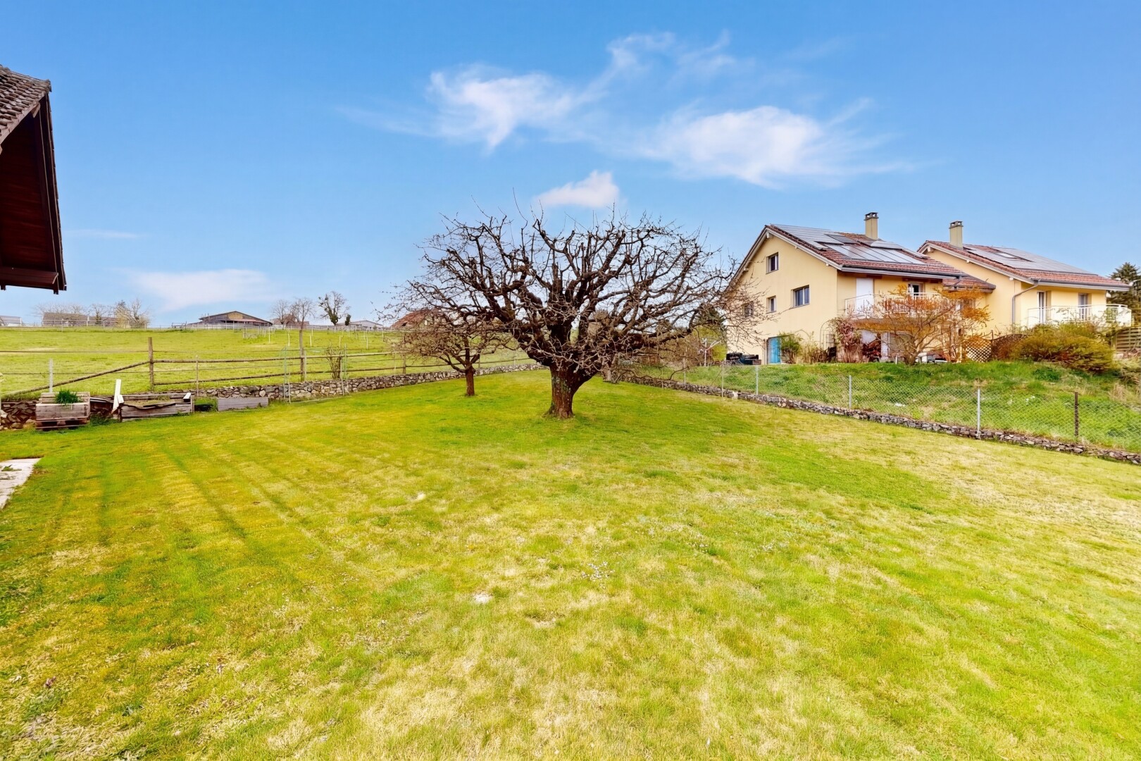 garten mit zaun, rasen, day time, ländliche aussicht, und rural view