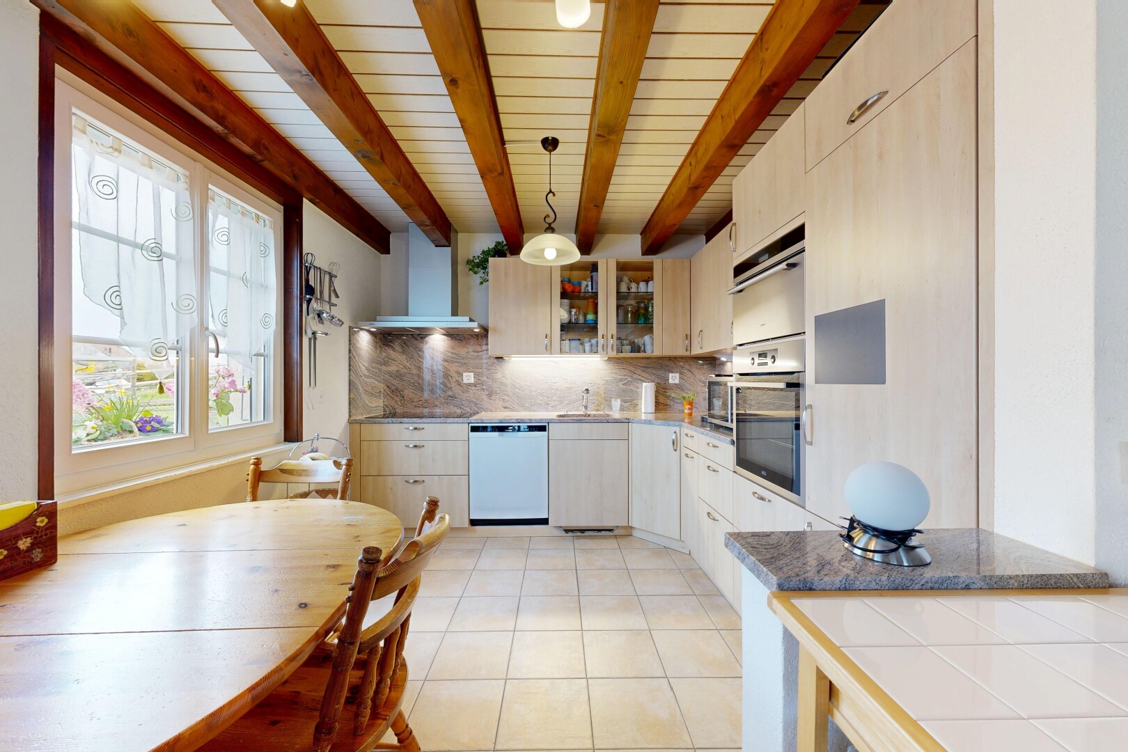 küche mit küchenrückwand beim Herd, küchenrückwand beim herd, pendant lighting, pendelleuchte, und light floor