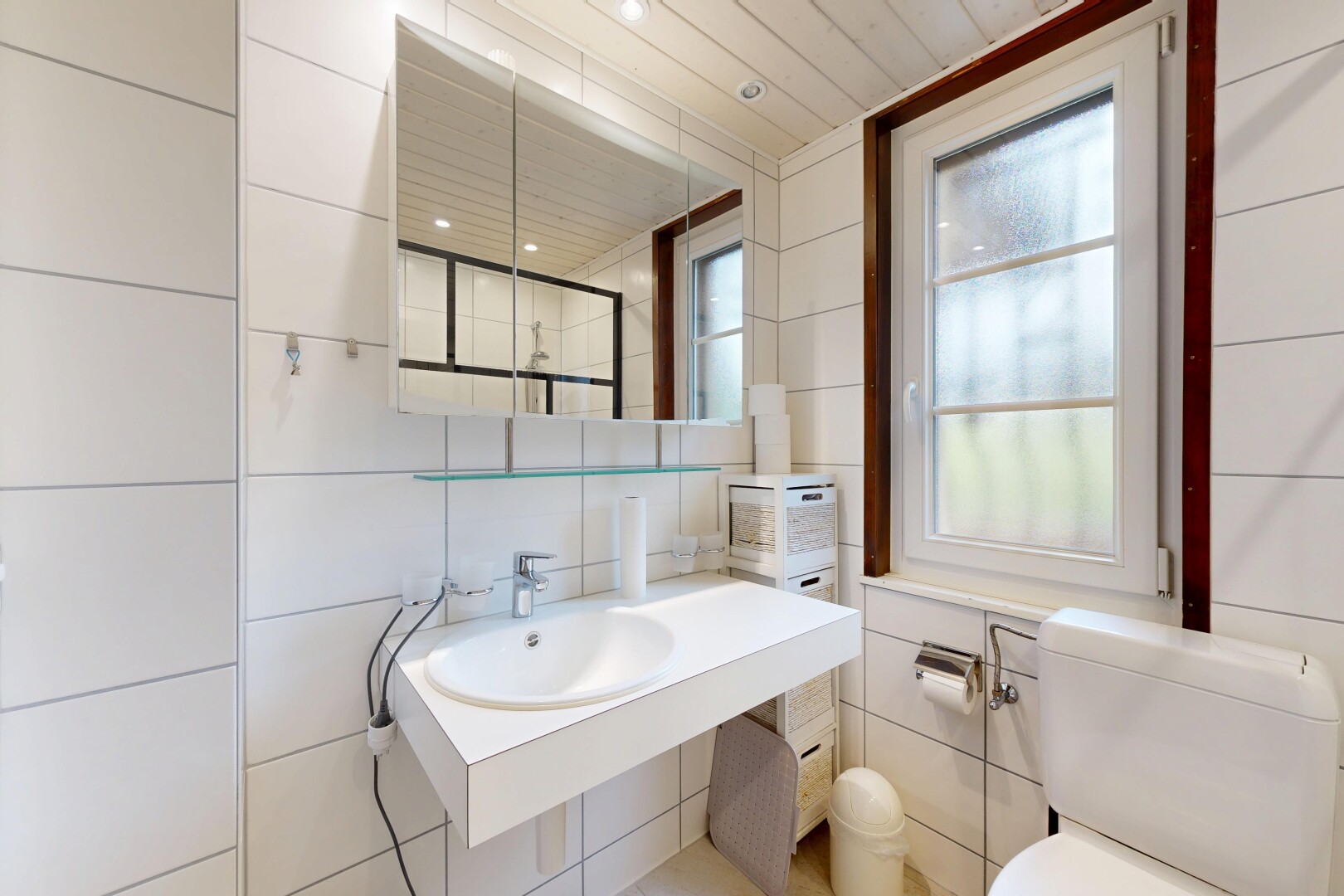 bad mit tile wall, fliesenwand, spiegel, inside property, und toilette