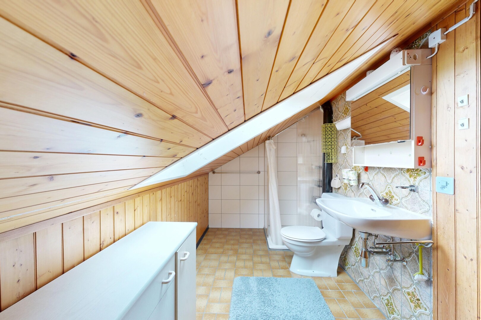 bad mit dachschräge, vaulted ceiling, toilette, niedrige decke, und low ceiling