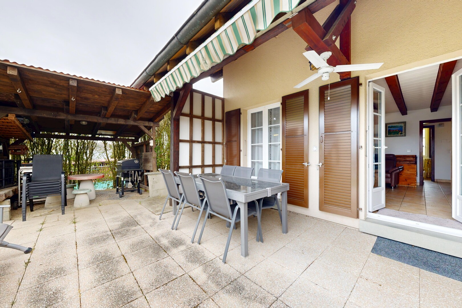 terrasse mit from property, essbereich im freien, terrasse, grill, und deckenventilator