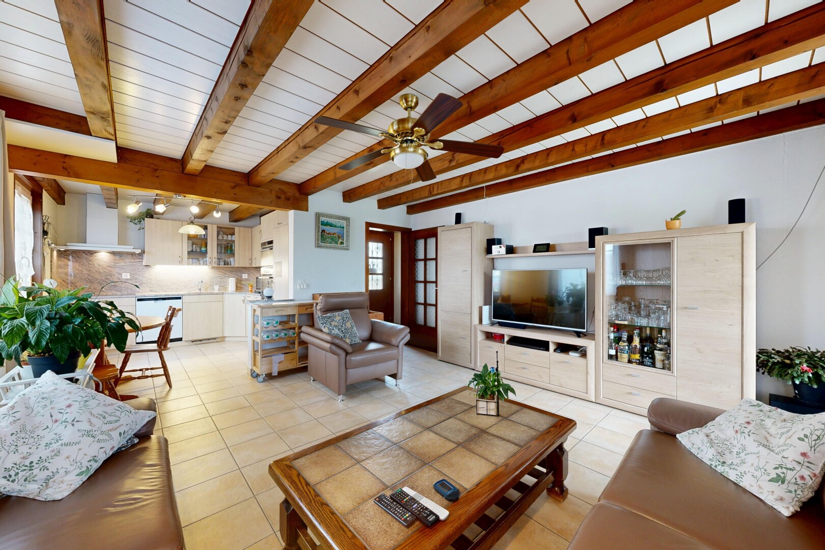 wohnzimmer mit inside property, fernseher, full kitchen, drywall, und gipskartonwand