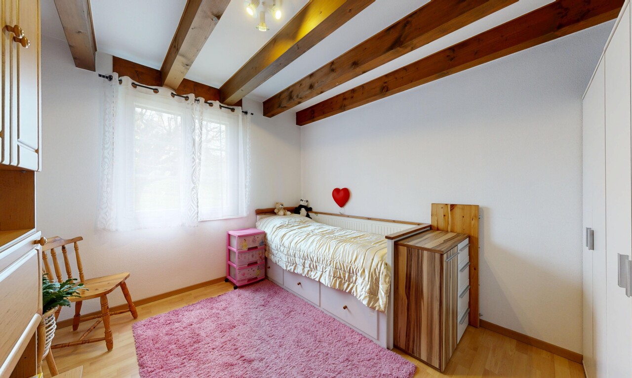 zimmer / schlafzimmer mit inside property, wood finish floor, holzfußboden, light floor, und beamed ceiling