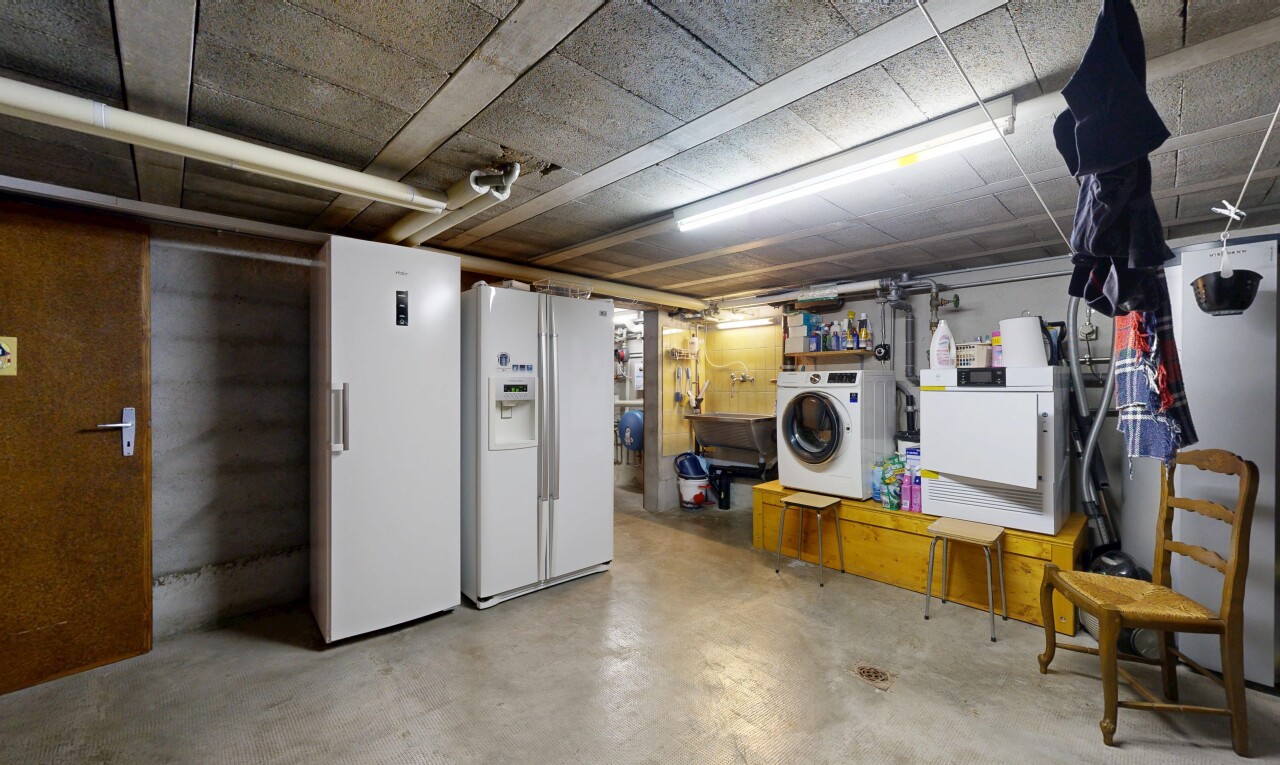 wäschekammer mit inside property, tumbler, betonboden, concrete floor, und wäscherei