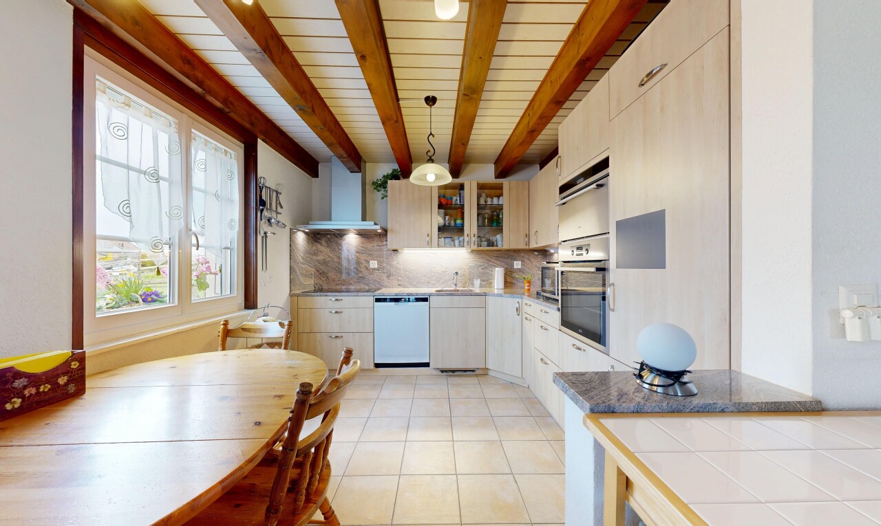 küche mit küchenrückwand beim Herd, küchenrückwand beim herd, pendant lighting, pendelleuchte, und light floor