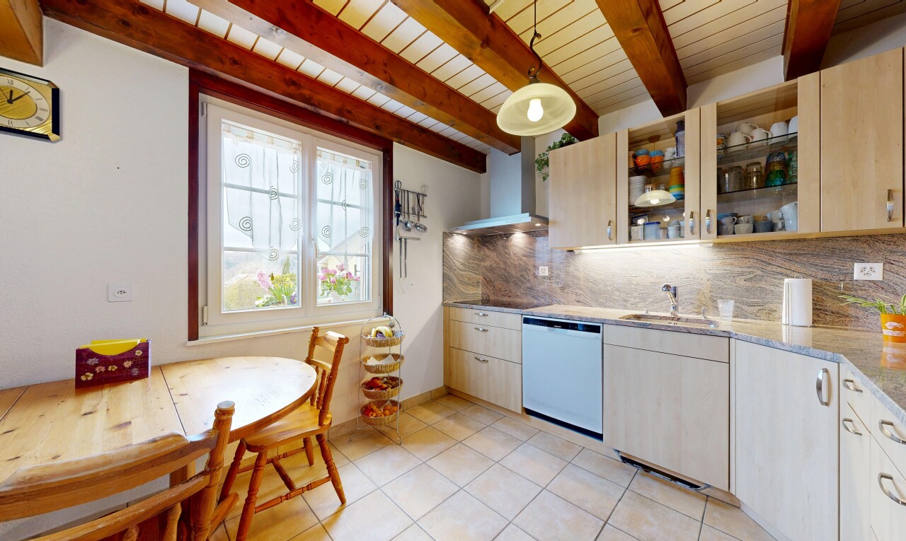 küche mit light floor, dunstabzugshaube, light countertops, küchenrückwand beim Herd, und küchenrückwand beim herd