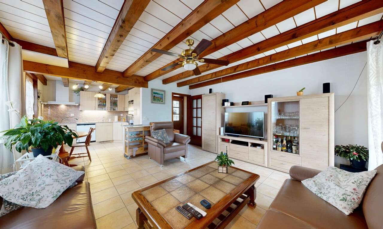 wohnzimmer mit inside property, fernseher, full kitchen, drywall, und gipskartonwand