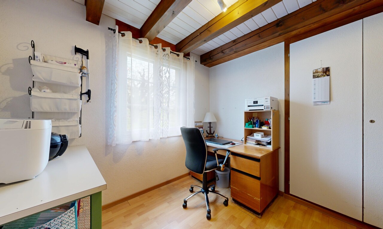 büro mit bürobereich, inside property, holzfußboden, wood finish floor, und sockelleisten