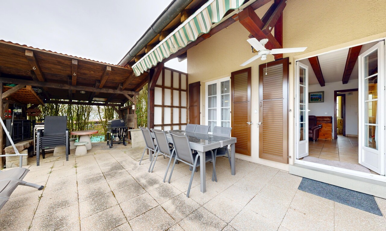 terrasse mit from property, essbereich im freien, terrasse, grill, und deckenventilator