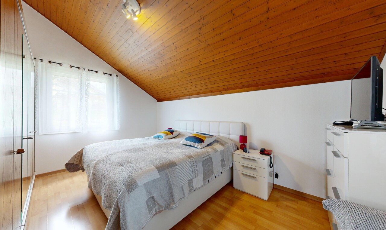 zimmer / schlafzimmer mit inside property, vaulted ceiling, dachschräge, light floor, und wood ceiling