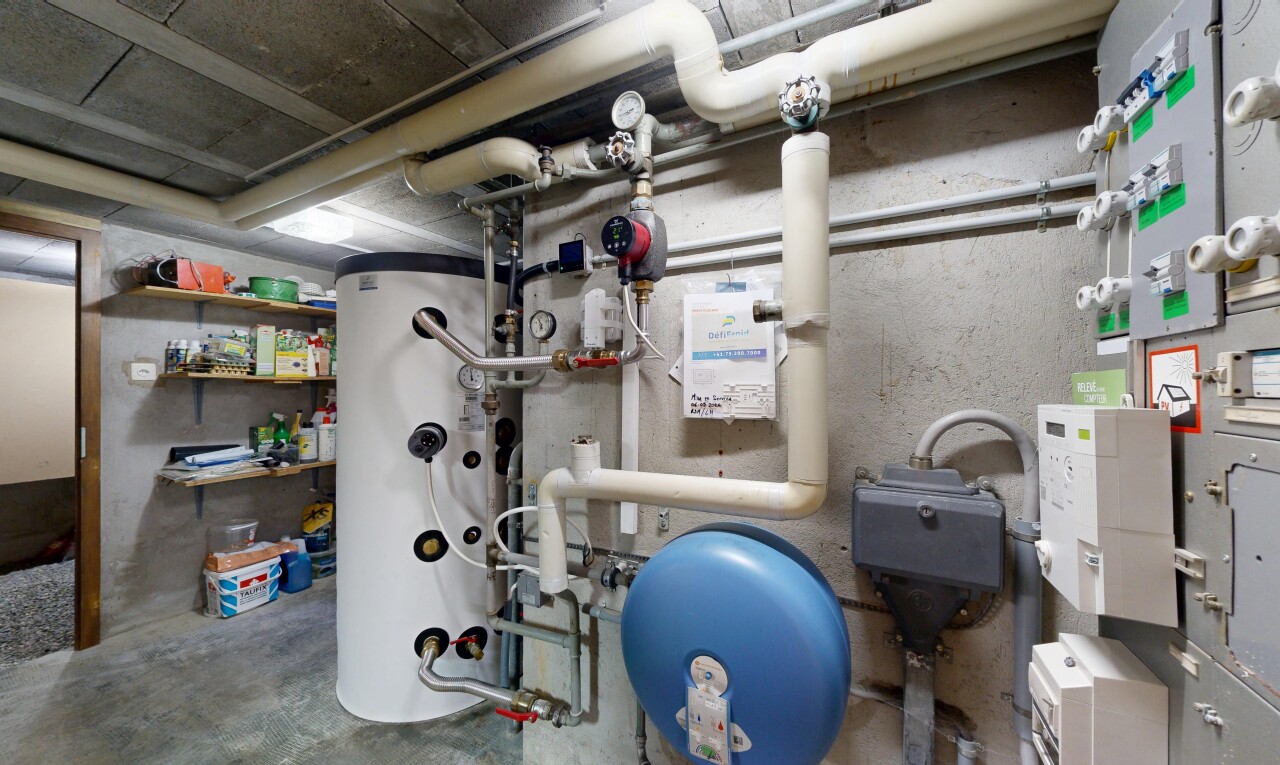 fitnessstudio mit wasserkocher, inside property, betonboden, und concrete floor