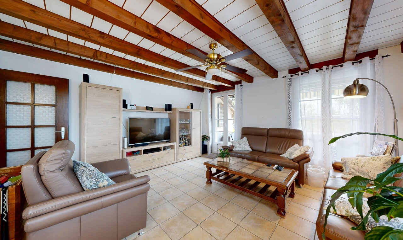 wohnzimmer mit inside property, fernseher, drywall, gipskartonwand, und natural light
