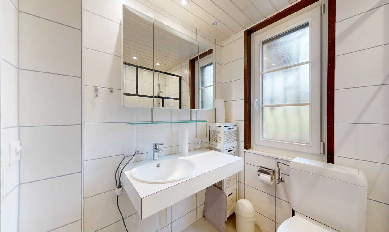 bad mit tile wall, fliesenwand, spiegel, inside property, und toilette