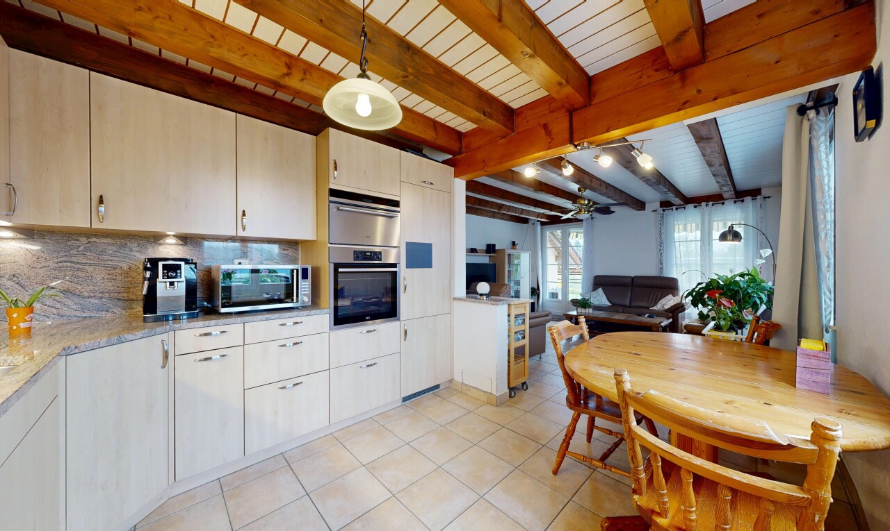 küche mit balkendecke, beamed ceiling, öffnet sich zum wohnraum, opens to living area, und light floor