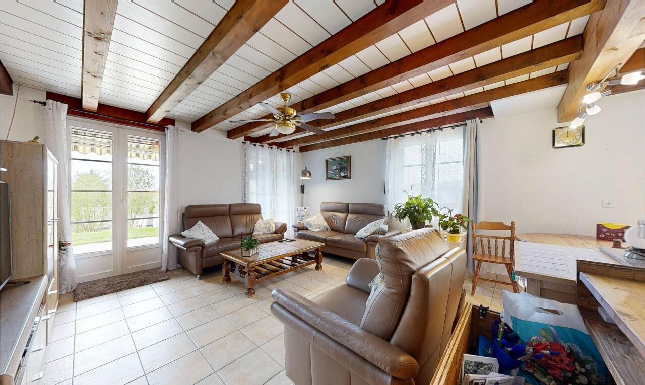 wohnzimmer mit inside property, drywall, gipskartonwand, tile floor, und fliesenboden