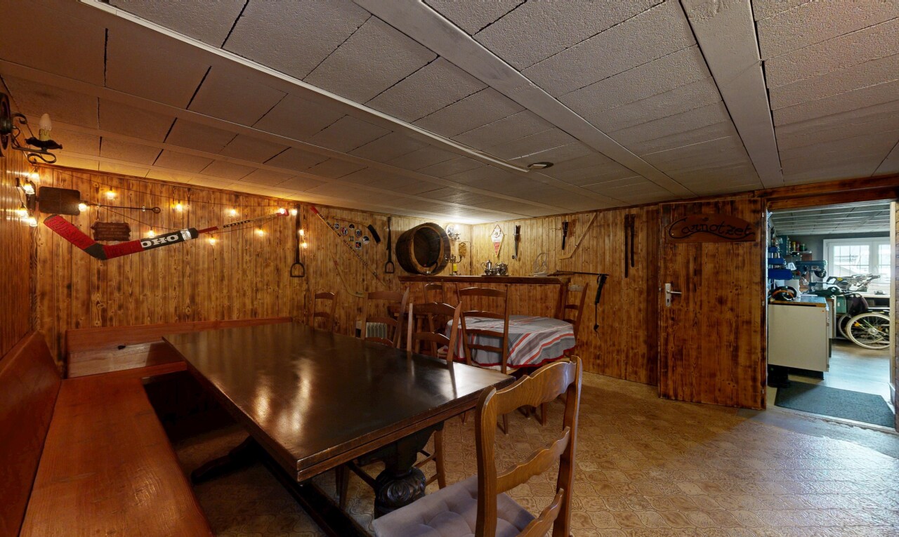 esszimmer mit holzwand, wood wall, inside property, niedrige decke, und low ceiling