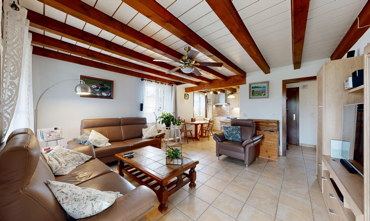 wohnzimmer mit inside property, natürliches licht, natural light, balkendecke, und beamed ceiling