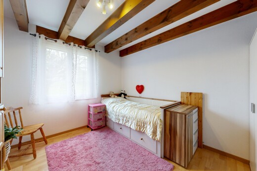 chambre avec inside property, wood finish floor, sol en finition bois, light floor, et beamed ceiling
