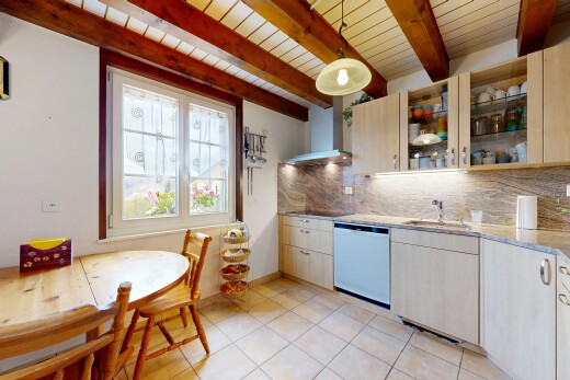 cuisine avec light floor, hotte, light countertops, backsplash, et dosseret