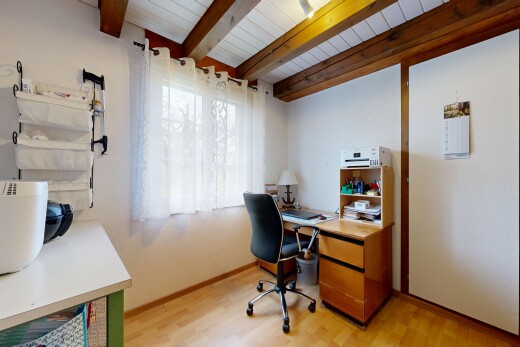 bureau avec espace bureau, inside property, sol en finition bois, wood finish floor, et plinthes murales