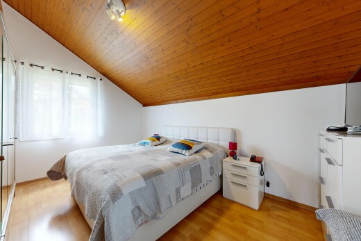 zimmer / schlafzimmer mit inside property, vaulted ceiling, dachschräge, light floor, und wood ceiling
