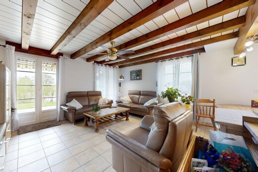 salon avec inside property, drywall, cloison sèche, tile floor, et sol en carrelage