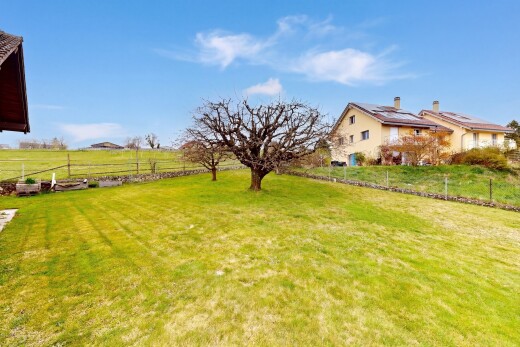garten mit zaun, rasen, day time, ländliche aussicht, und rural view