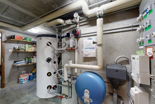 fitnessstudio mit wasserkocher, inside property, betonboden, und concrete floor
