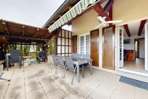 terrasse avec from property, coin repas extérieur, terrasse, gril, et ventilateur de plafond