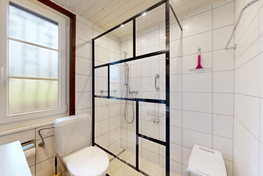 bad mit toilette, komplettes badezimmer, natürliches licht, natural light, und dusche