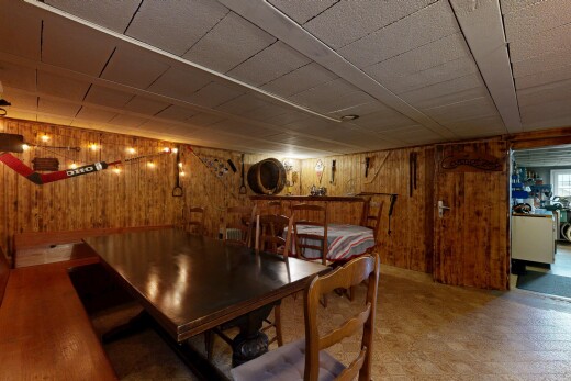 esszimmer mit holzwand, wood wall, inside property, niedrige decke, und low ceiling