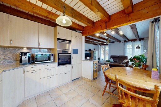 küche mit balkendecke, beamed ceiling, öffnet sich zum wohnraum, opens to living area, und light floor