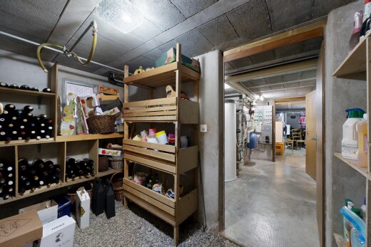 garde-manger avec sous-sol et chauffe-eau
