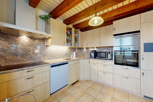 küche mit dunstabzugshaube, hellbraune schränke, light brown cabinets, ofen, und küchenrückwand beim herd