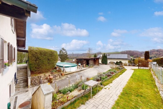 jardin avec clôture, from property, et day time