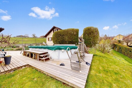 piscine avec pelouse, terrasse, piscine, clôture, et day time