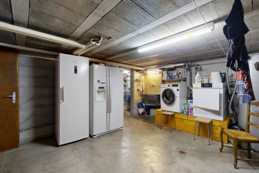 wäschekammer mit inside property, tumbler, betonboden, concrete floor, und wäscherei
