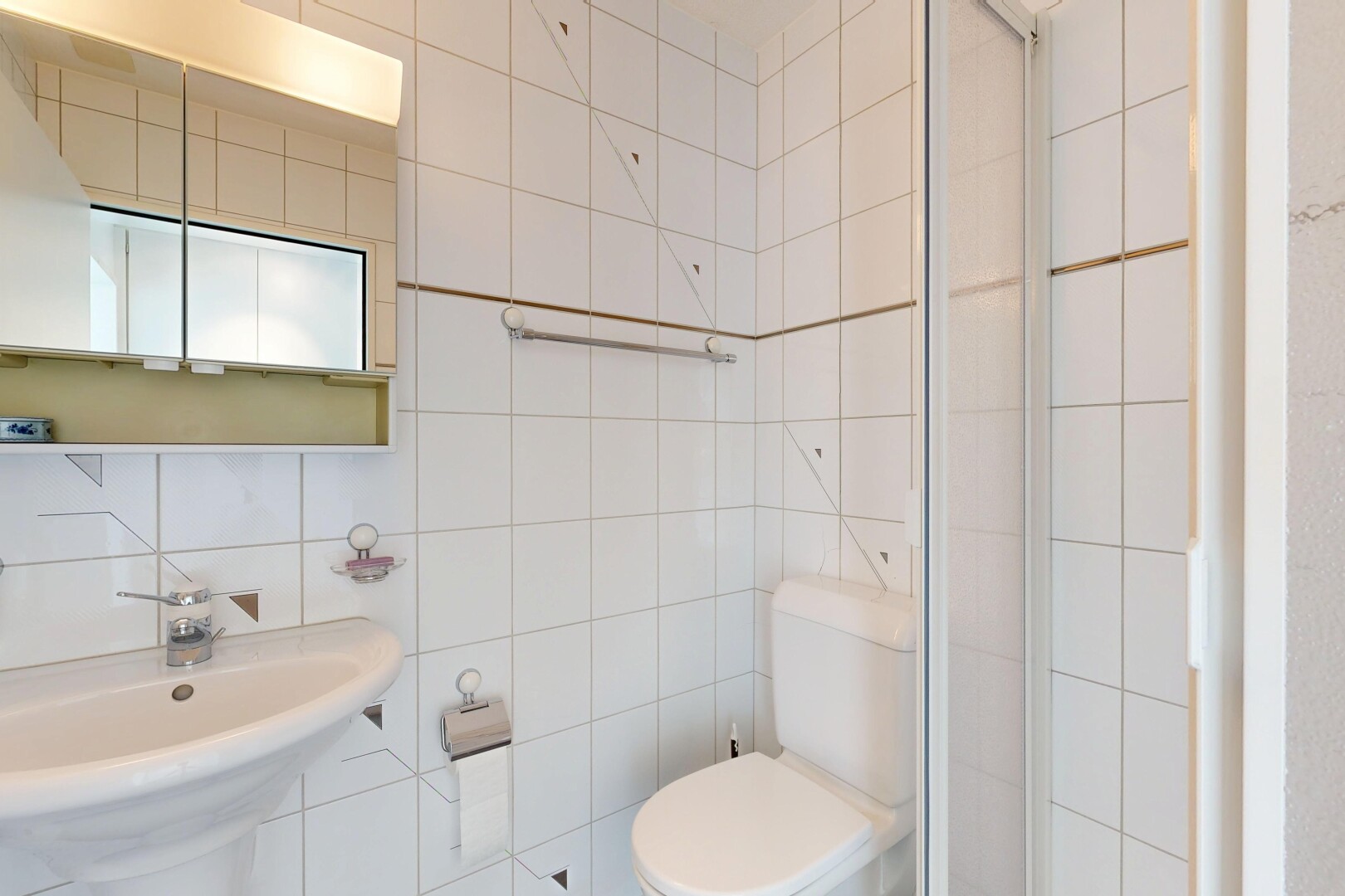 salle de bains avec miroir, salle de bain complète, toilette, mur en carrelage, et tile wall