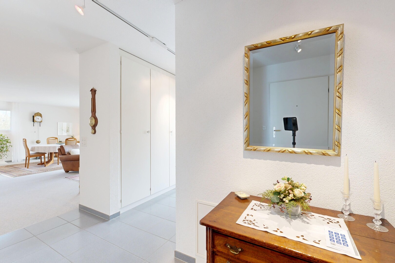 couloir avec inside property, lumière naturelle, natural light, plinthes murales, et baseboards wall