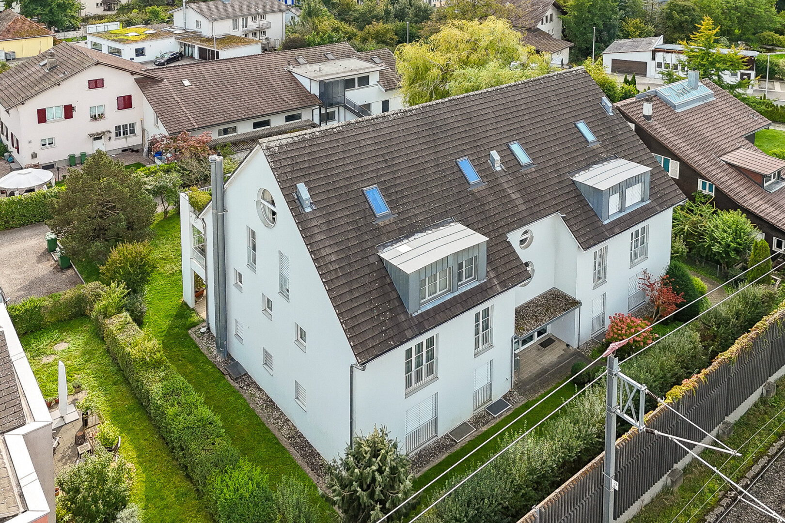 façade avec toit mansardé, drone view, vue résidentielle, residential view, et clôture