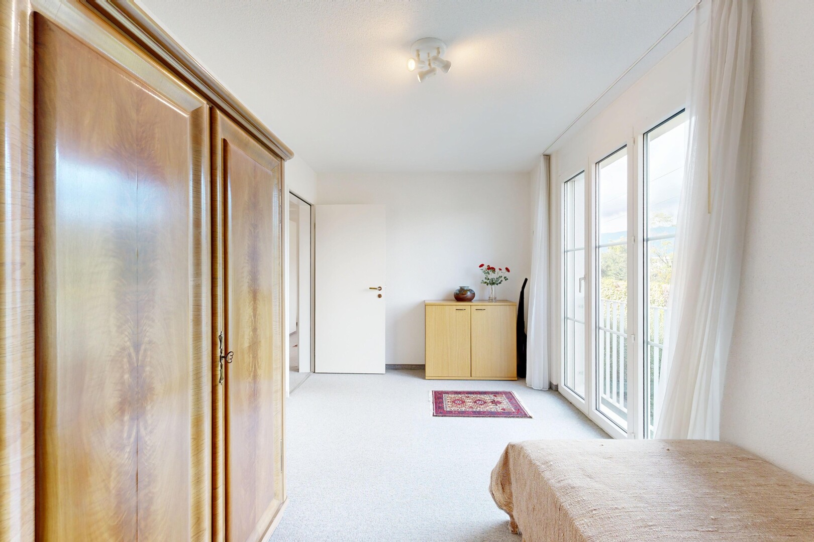 chambre avec inside property, natural light, lumière naturelle, drywall, et cloison sèche