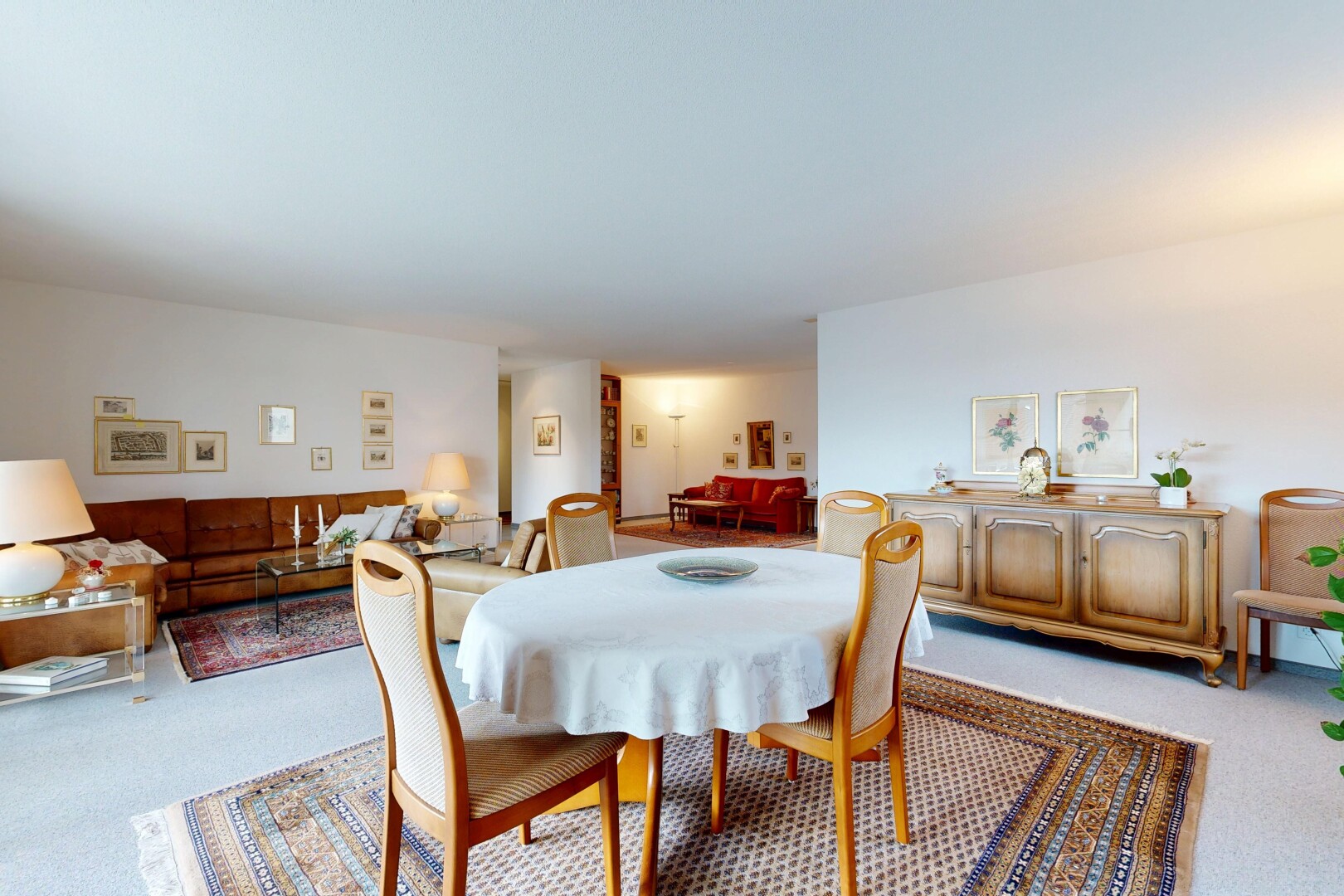 salle à manger avec moquette, carpet, cloison sèche, drywall, et inside property