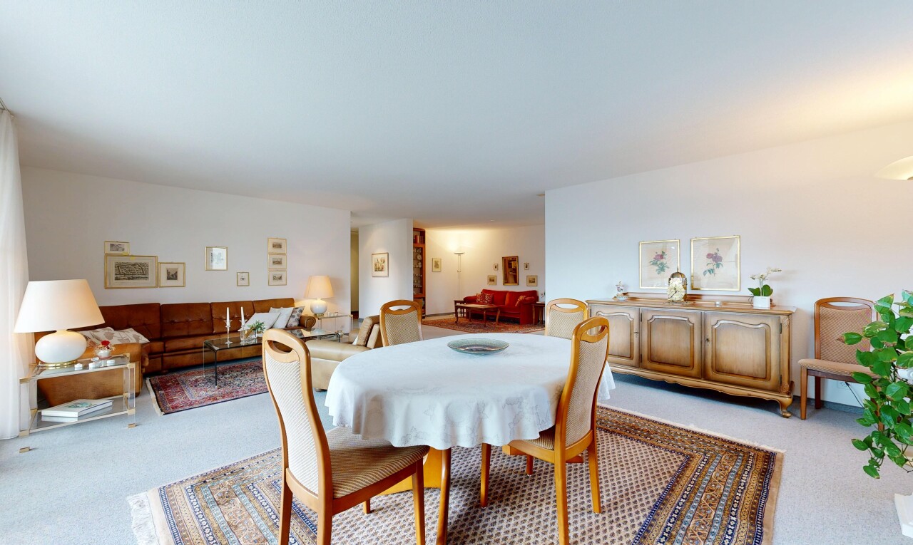 salle à manger avec moquette, carpet, cloison sèche, drywall, et inside property