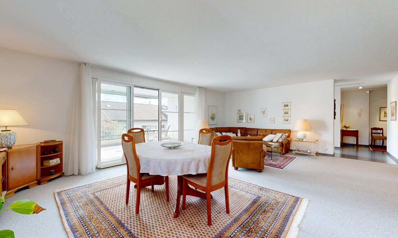 salle à manger avec carpet, moquette, natural light, lumière naturelle, et drywall