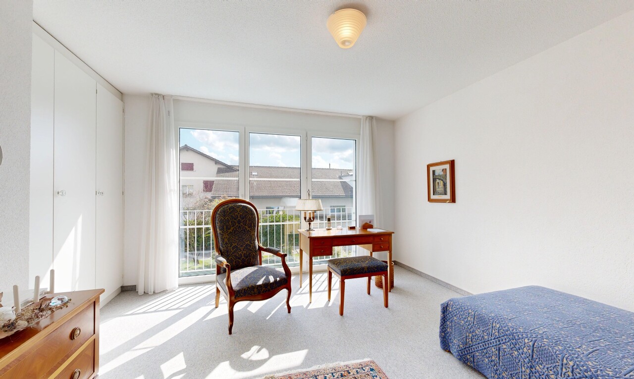 chambre avec drywall, cloison sèche, natural light, lumière naturelle, et carpet