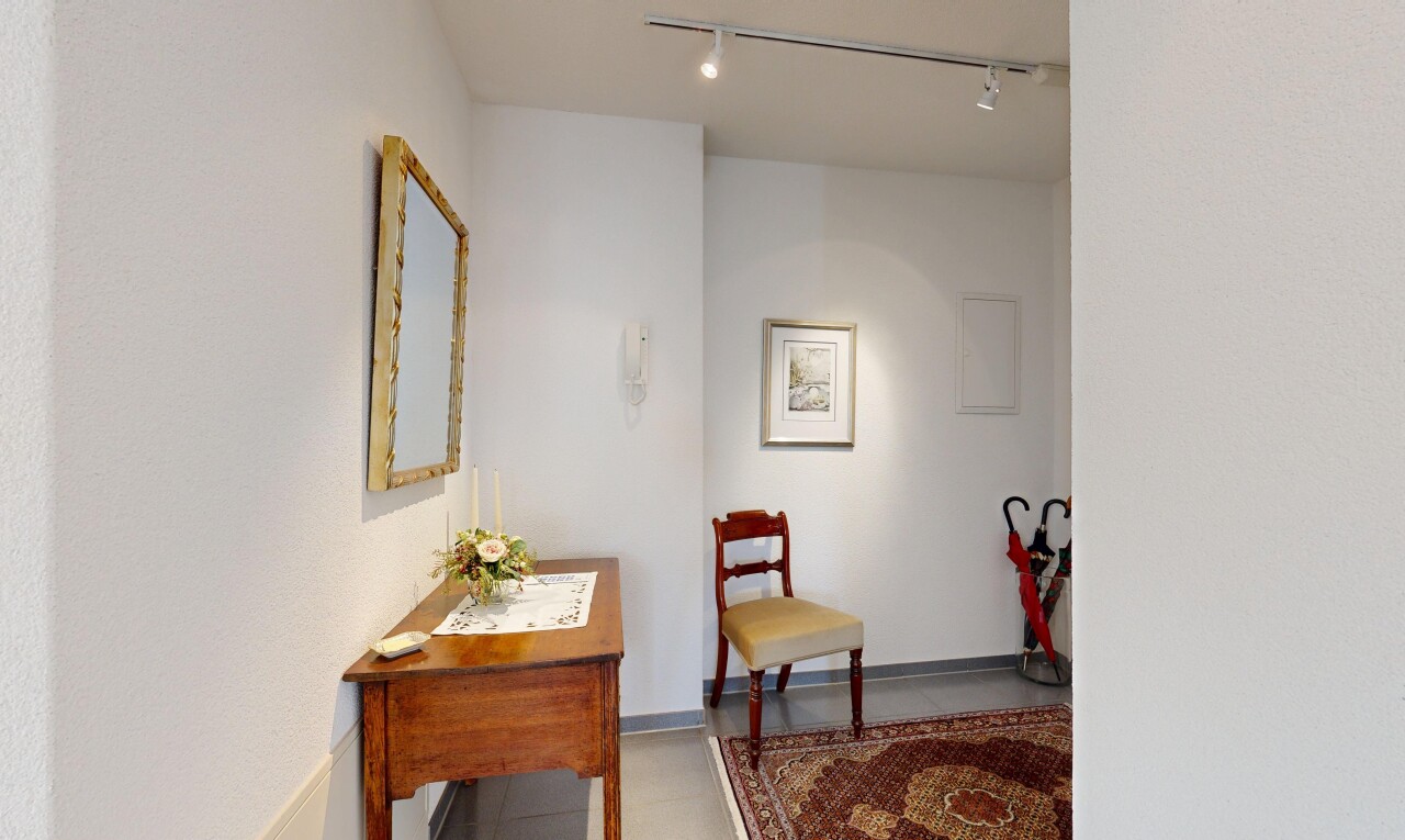 couloir avec inside property, cloison sèche, drywall, éclairage sur rail, et track lighting
