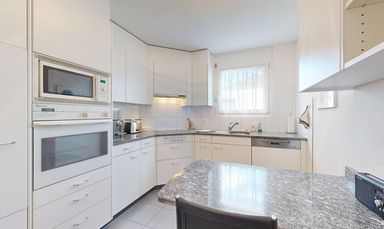 cuisine avec four, micro-ondes, natural light, lumière naturelle, et backsplash