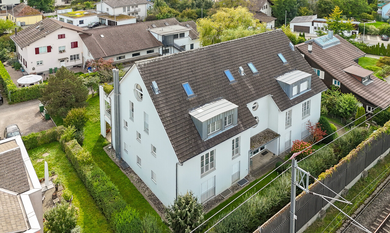 façade avec toit mansardé, drone view, vue résidentielle, residential view, et clôture