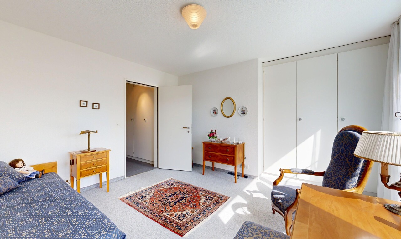 chambre avec placard, cloison sèche, drywall, inside property, et moquette