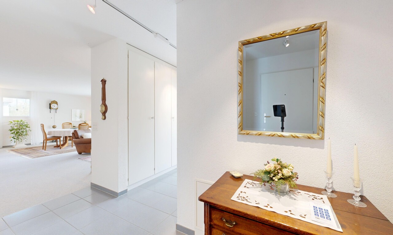 couloir avec inside property, lumière naturelle, natural light, plinthes murales, et baseboards wall